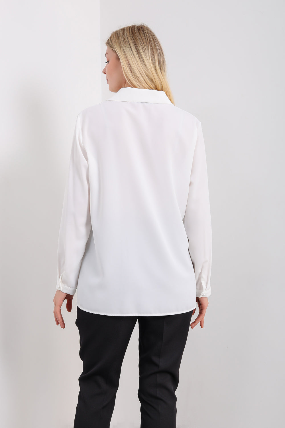 Oversized Long Sleeves Blouse with Brooch Details in White