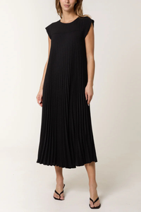 Relaxed Fit Cap Sleeve Pleated Maxi Dress in Black