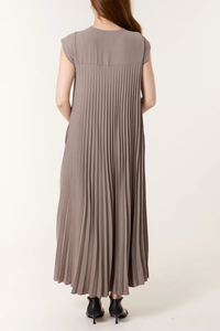 Oversized Cap Sleeve Pleated Maxi Dress in Mocha