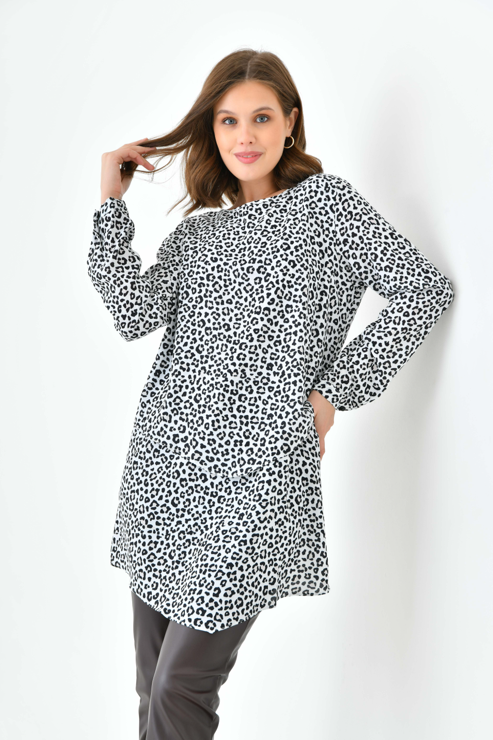 Oversized 3/4 Sleeves Crew Neck Layered Tunic with Leopard Print in Brown and White