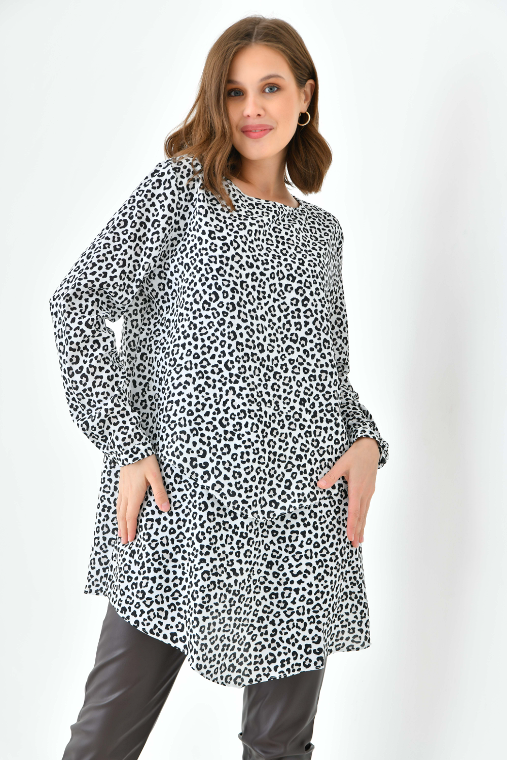 Oversized 3/4 Sleeves Crew Neck Layered Tunic with Leopard Print in Brown and White