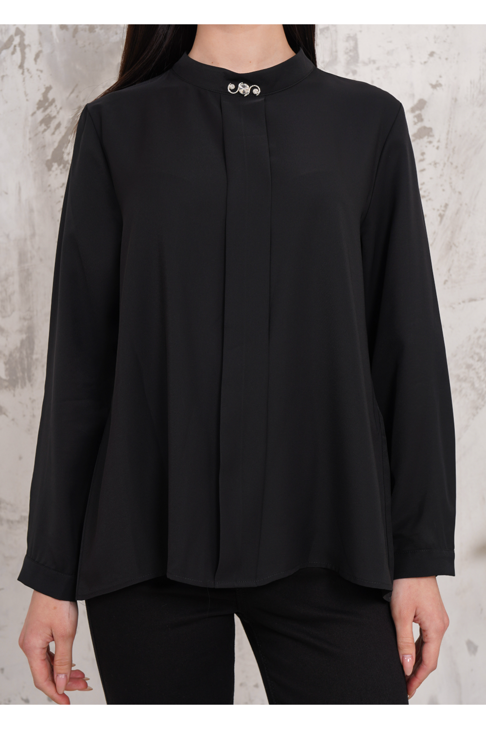 Relaxed Fit Long Sleeves Brooch Detailed Blouse in Black