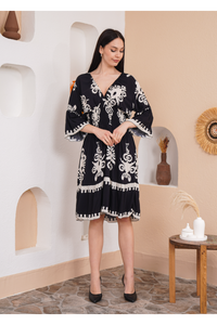 Oversized 3/4 Sleeves V Neck Printed Knee Lenght Dress in Black