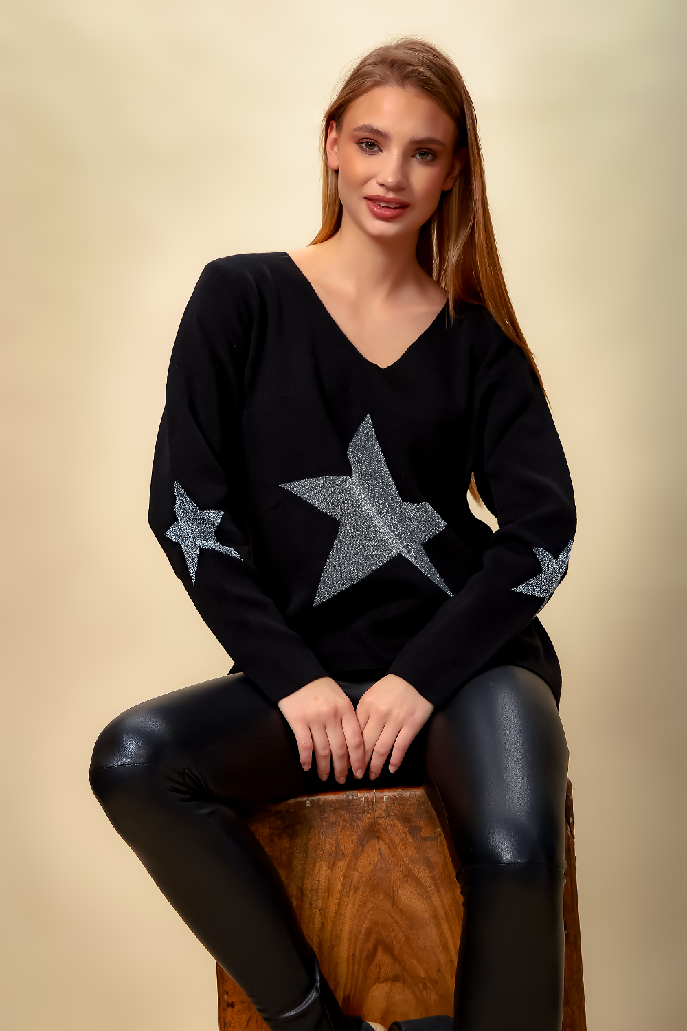 Oversized Long Sleeves Star Top with V Neck in Black