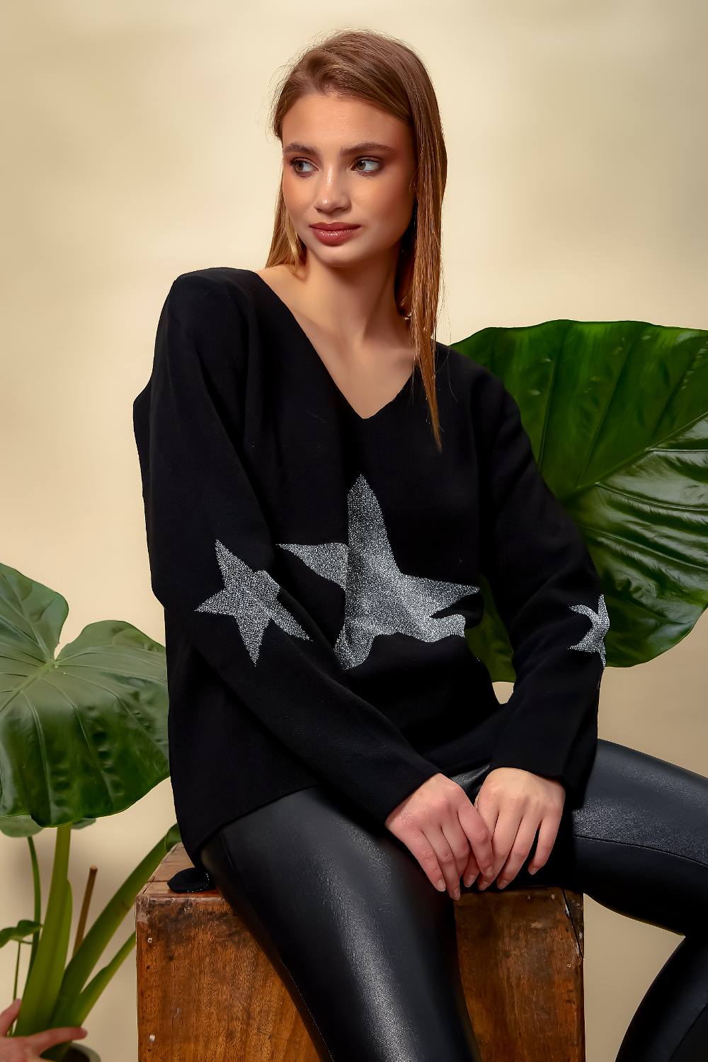 Oversized Long Sleeves Star Top with V Neck in Black