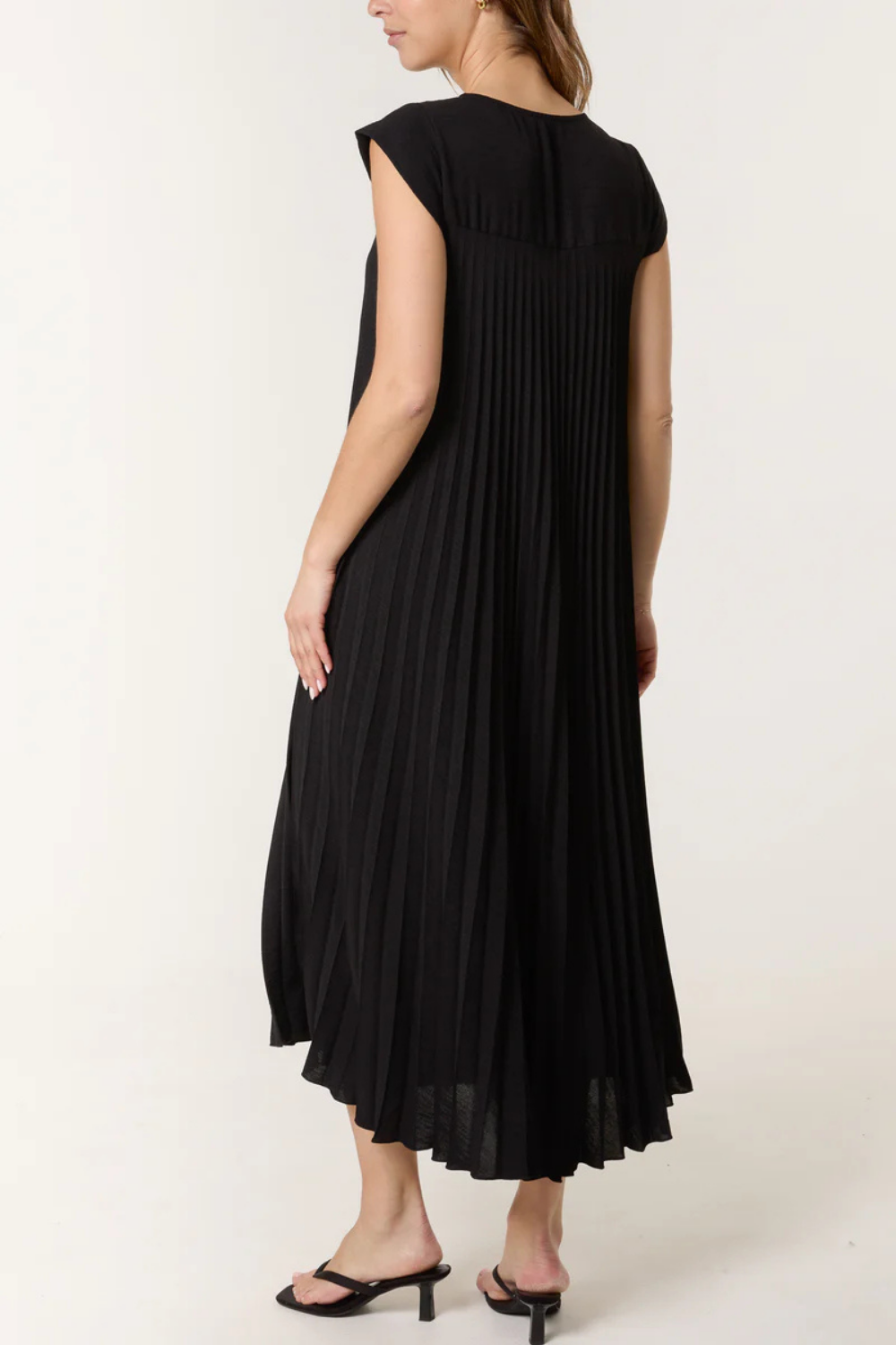 Relaxed Fit Cap Sleeve Pleated Maxi Dress in Black
