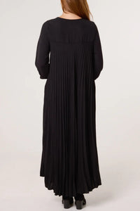 Oversized 3/4 Sleeve Pleated Maxi Dress in Black