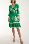 Relaxed Fit 3/4 Sleeves V Neck Printed Knee Lenght Dress in Green