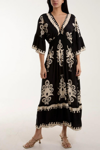 Relaxed Fit 3/4 Sleeves V Neck Printed Maxi Dress in Black