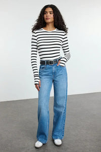 Viscose Soft Fabric Stretch Knit Blouse with Thumbhole Detail