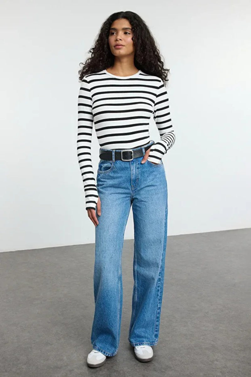 Viscose Soft Fabric Stretch Knit Blouse with Thumbhole Detail