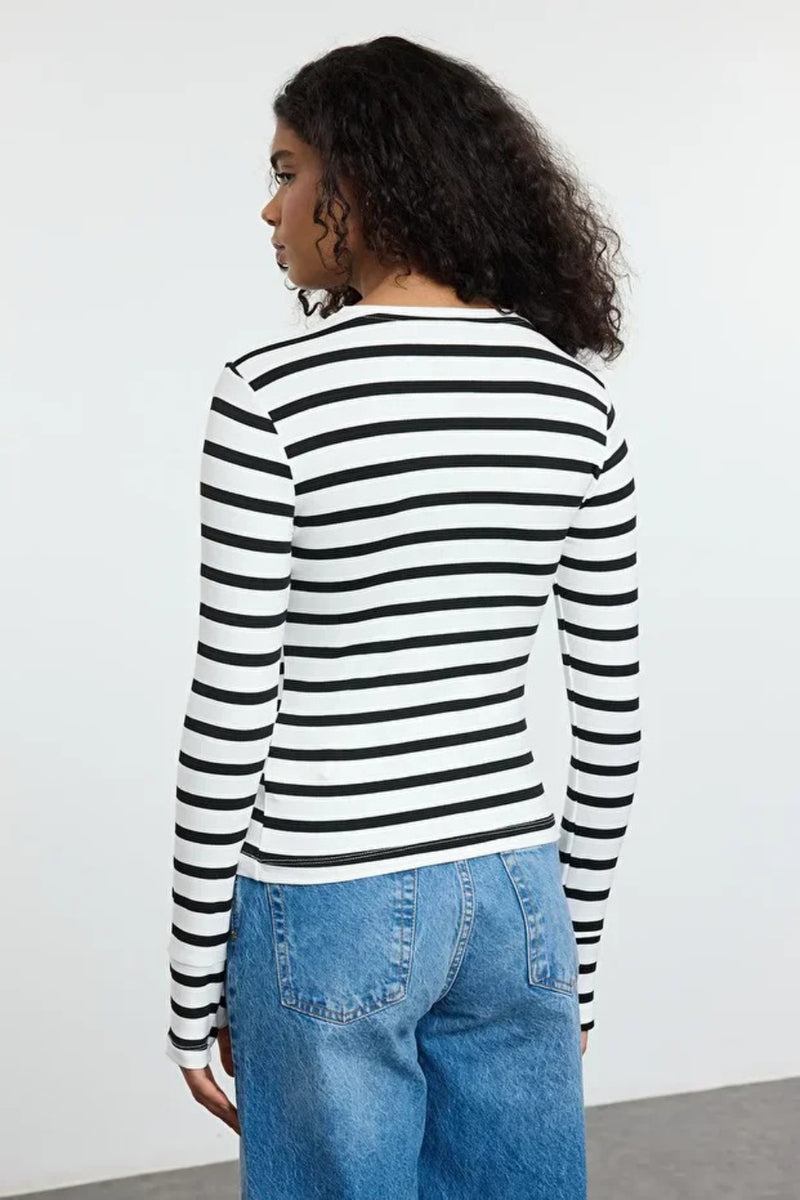 Viscose Soft Fabric Stretch Knit Blouse with Thumbhole Detail