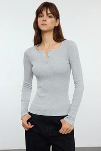 Mélange Ribbed Stretch Knit Blouse with Snap Buttons – Fitted