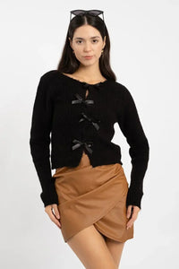 Bow Slim-Fit Zigzag Knit Sweater with Bow – Black