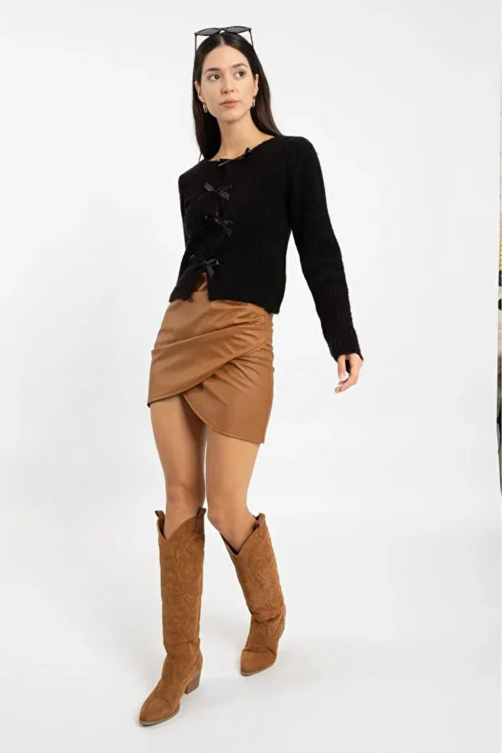 Bow Slim-Fit Zigzag Knit Sweater with Bow – Black