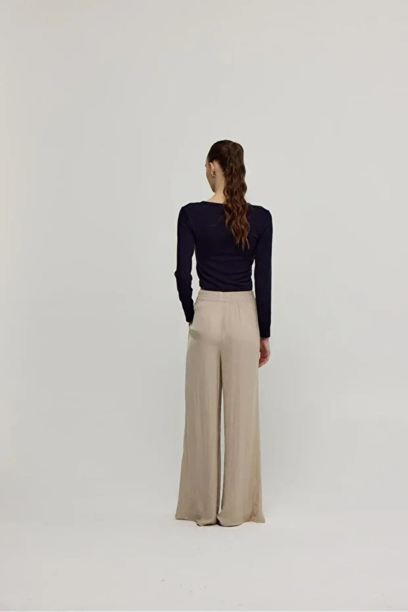 Buttoned Soft Crop Cardigan with Raw-Edge Hem