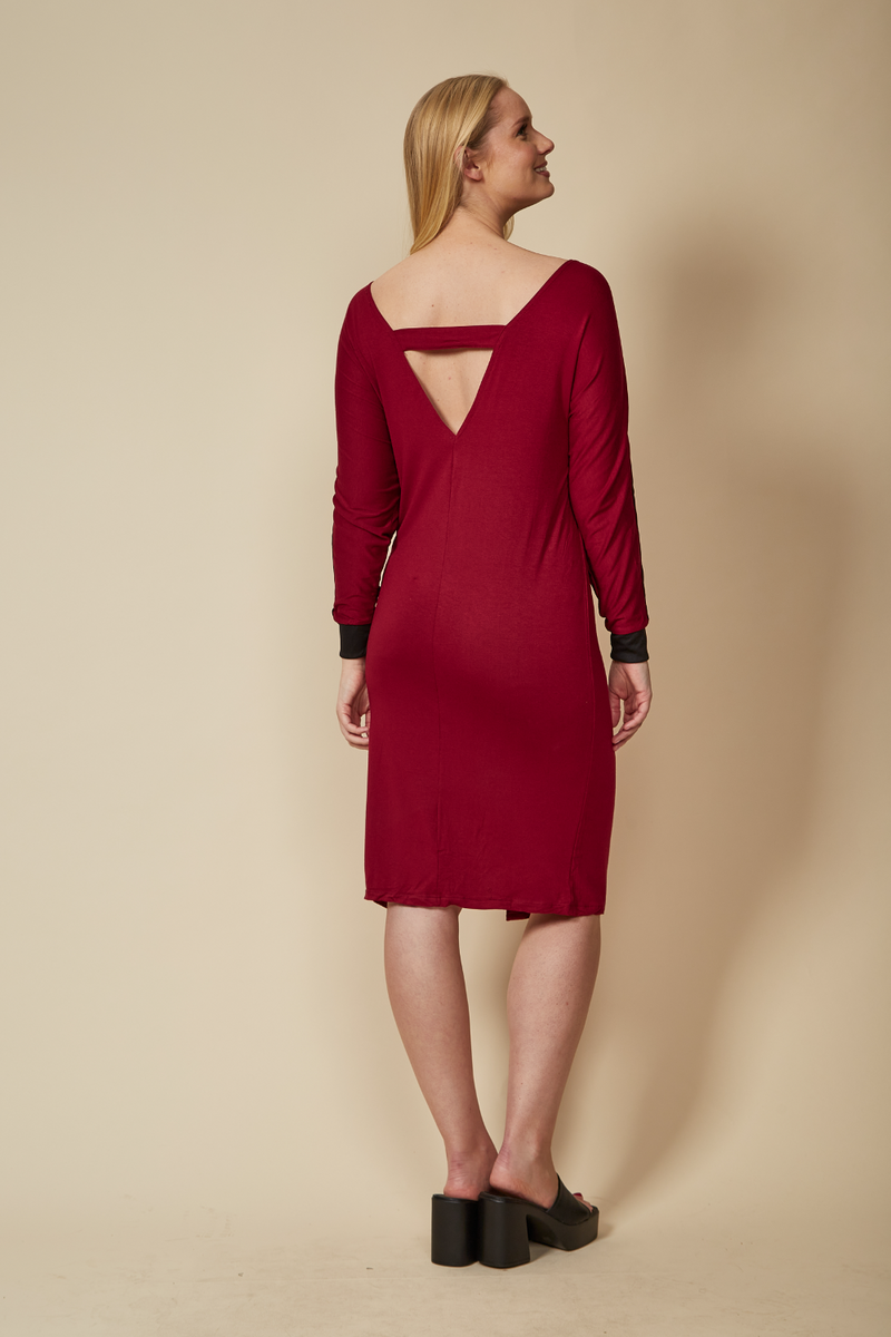Relaxed Fit Dress with Black Line in Burgundy