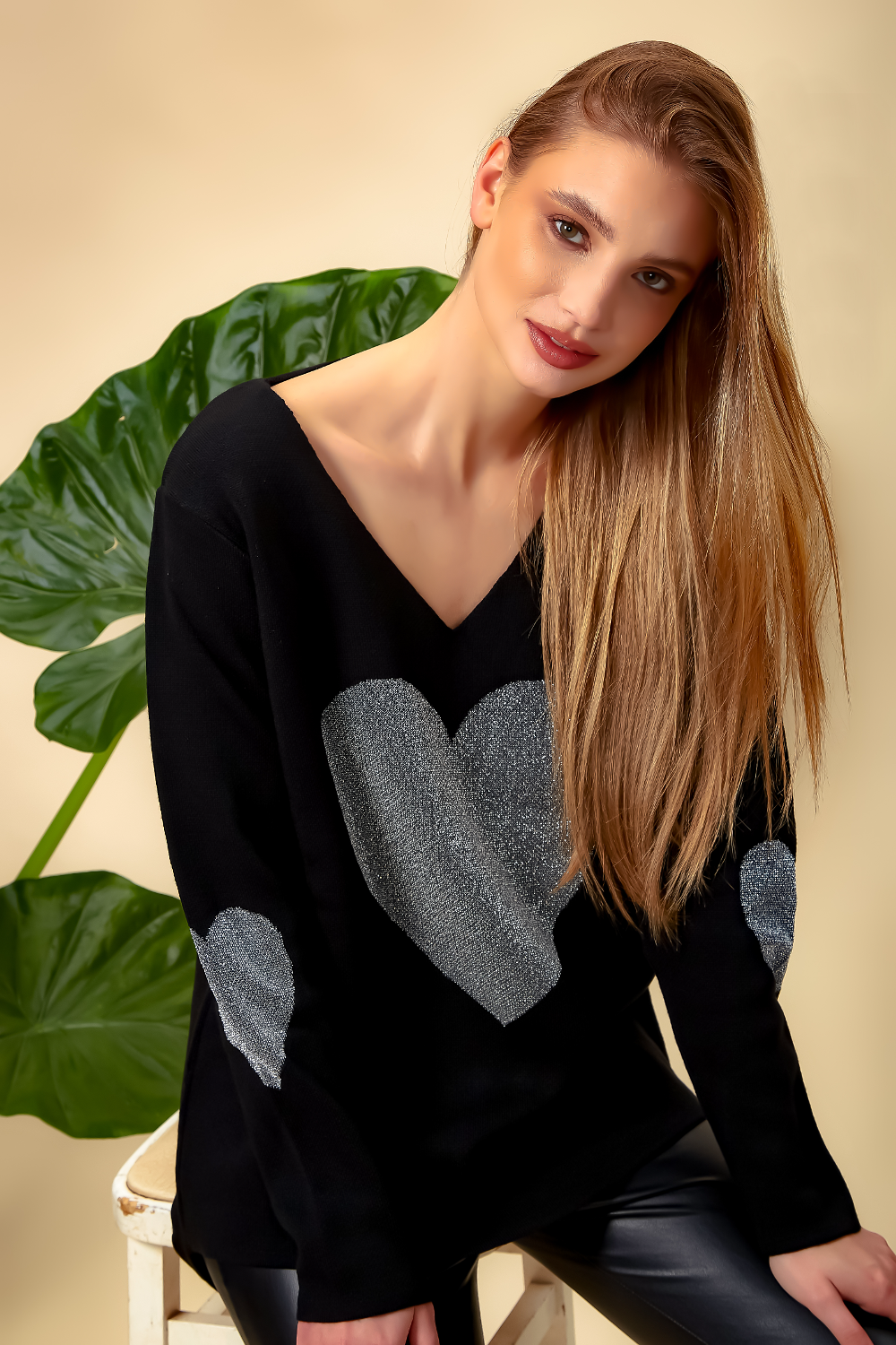 Oversized Long Sleeves Heart Top with V Neck in Black