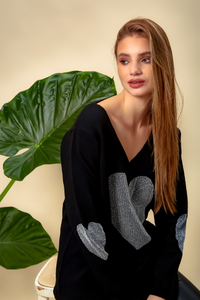 Oversized Long Sleeves Heart Top with V Neck in Black