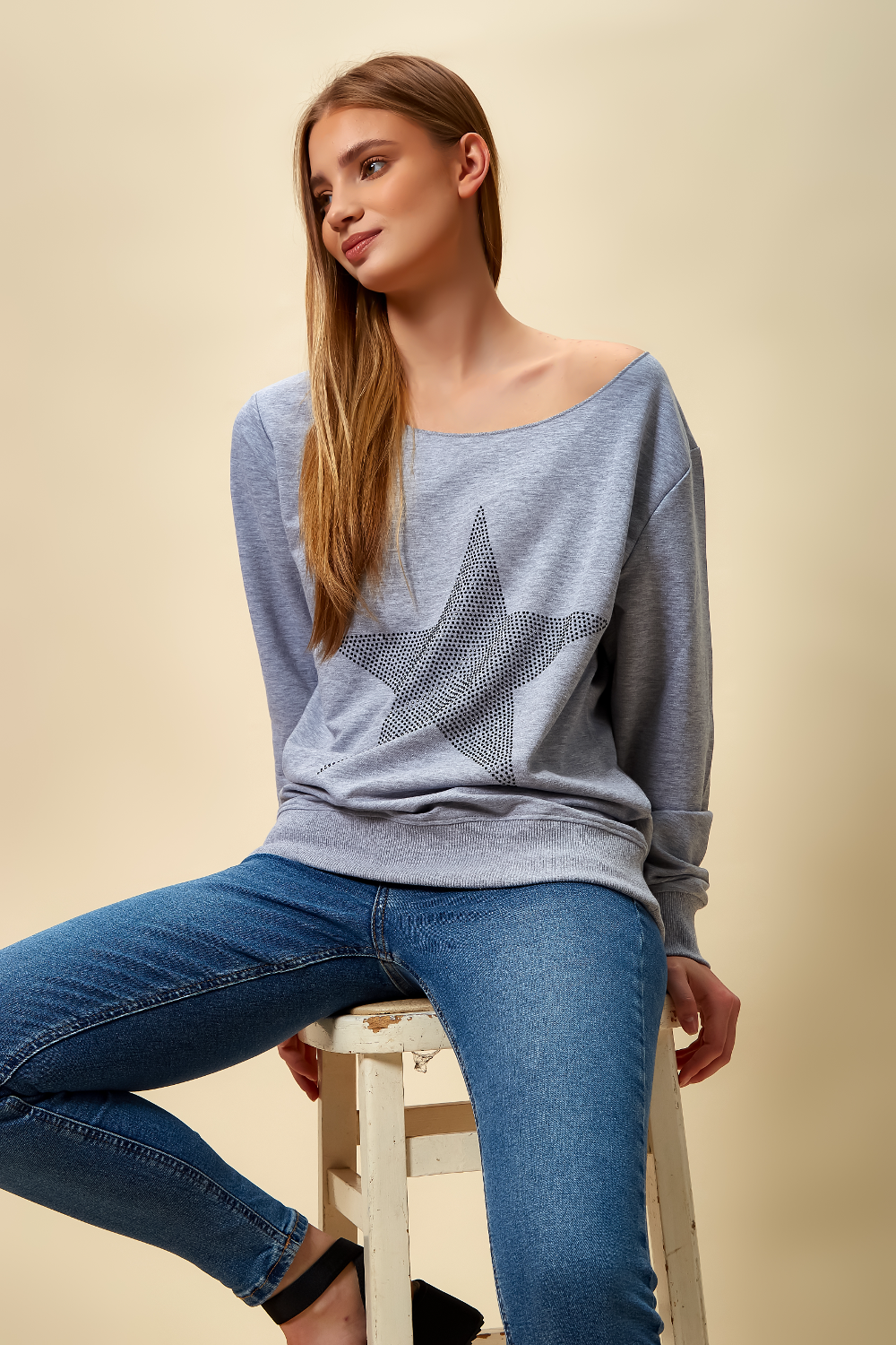 Oversized Star Sweatshirt with Boat Neckline in Grey
