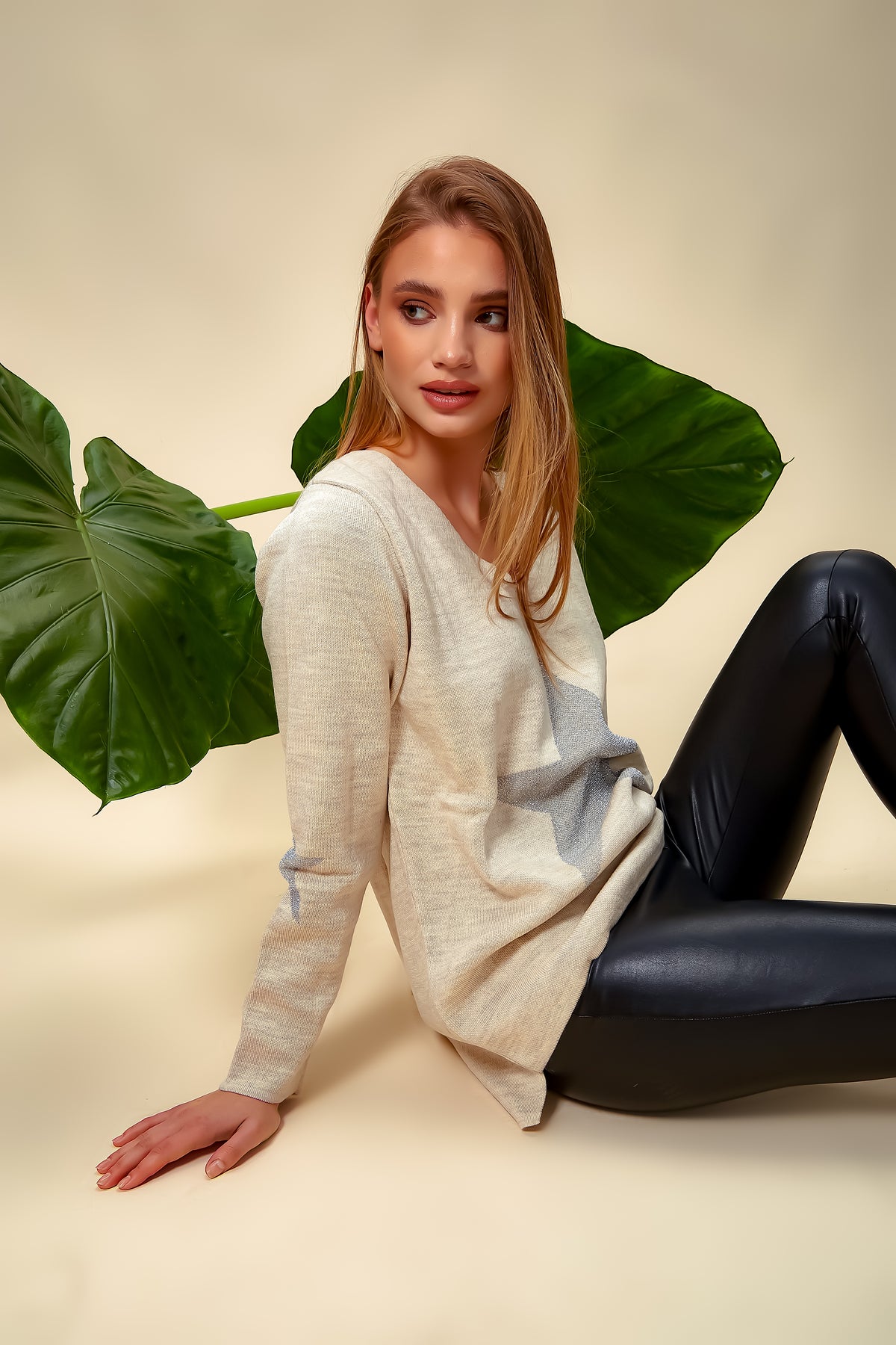 Oversized Long Sleeves Star Top with V Neck in Cream