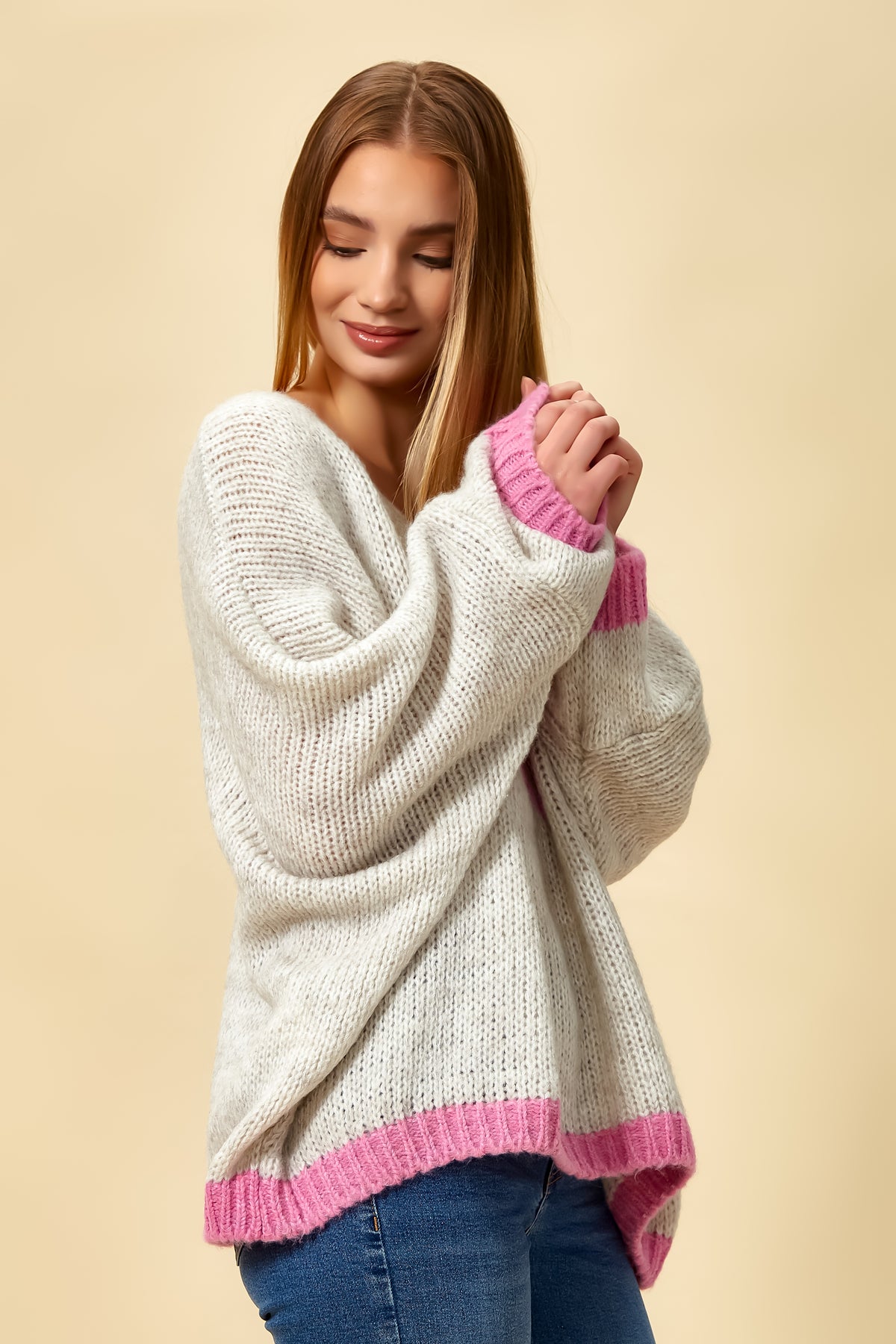 Oversized Star Tricot Jumper with V neck in White and Pink