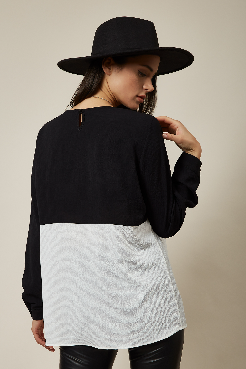 Long Sleeve Relaxed Fit Block Top With Necklace In Black And White
